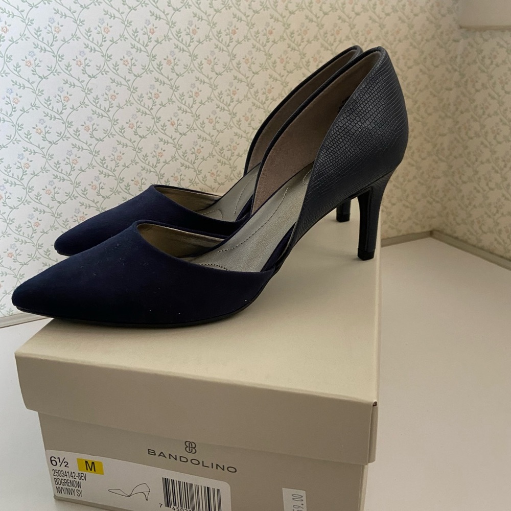 Bandolino Navy Heels Size 6.5